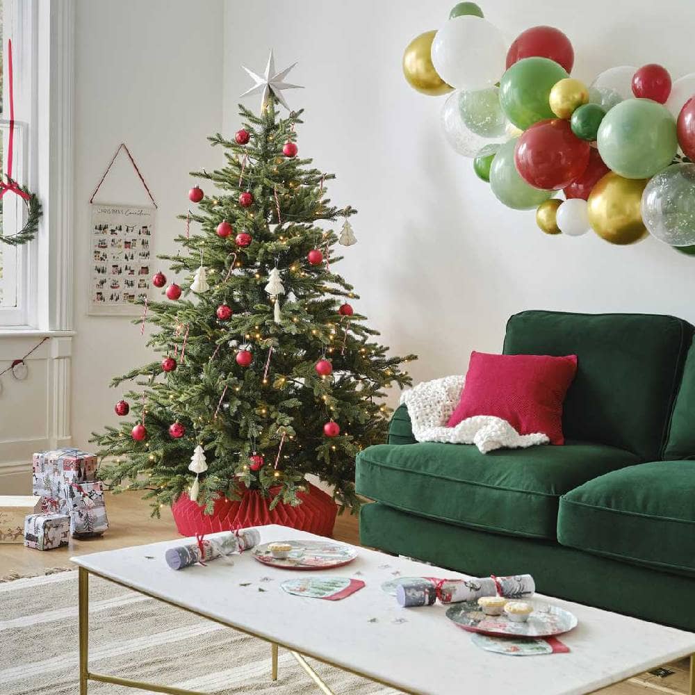 Huiskamer met kerstboom, ballonnenboog en cadeautjes