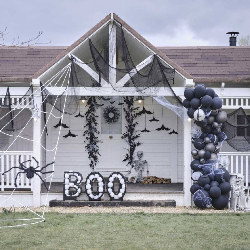 Huis met witte veranda vol met halloween versiering