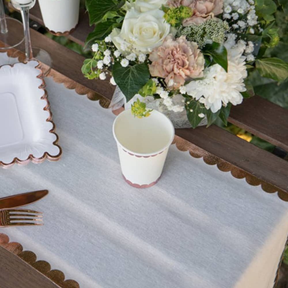 Tafel met bloemen en tafelschikking met rose gouden rand