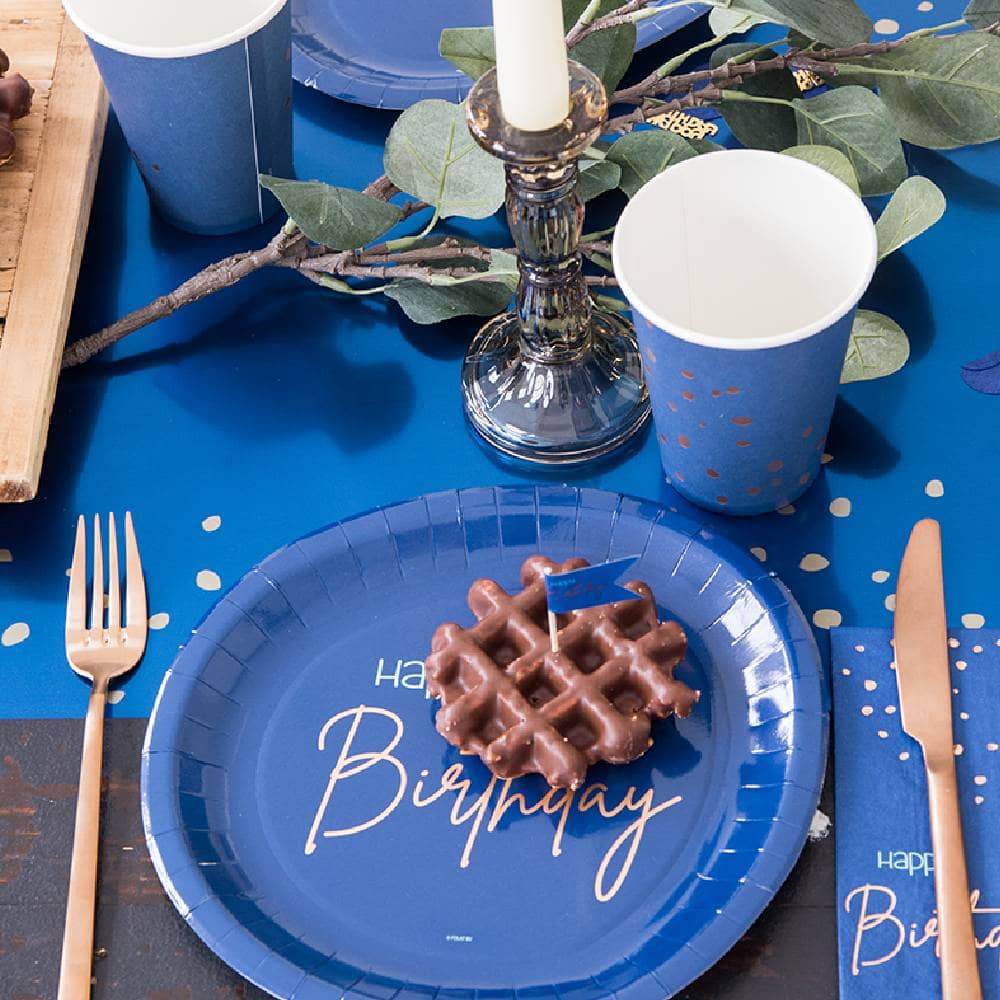 Chocolade wafel op een blauw bordje met blauwe beker en servet