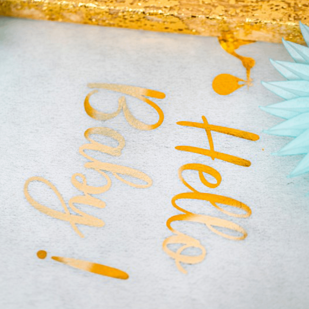 Witte stoffen tafelloper met gouden letters hello baby erop