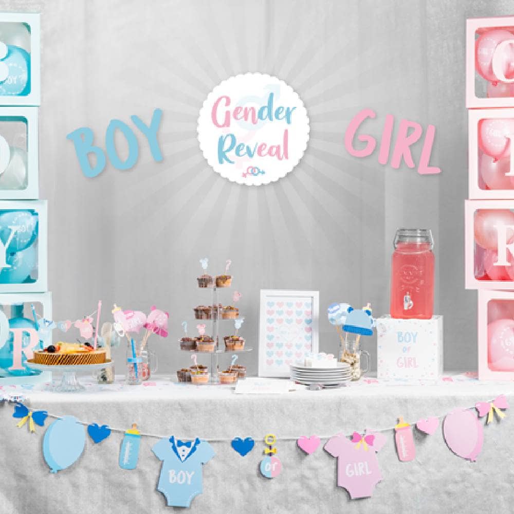 Versierde tafel met gender reveal decoratie