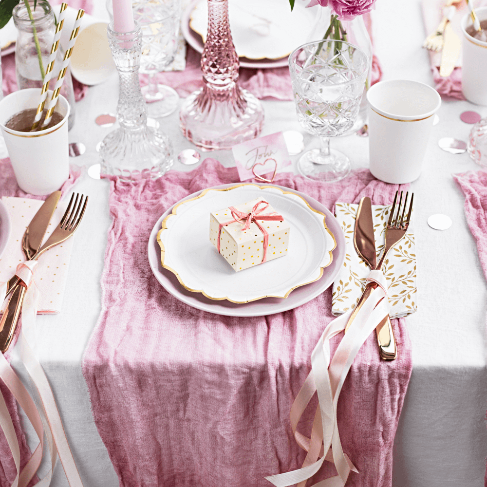 wit en roze tafelversiering bruiloft