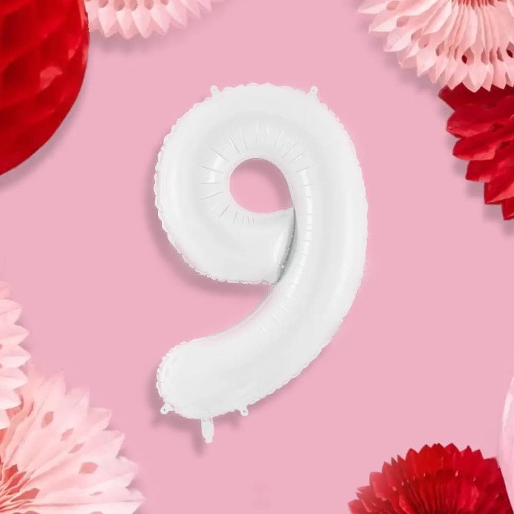 Folieballon cijfer 9 in het wit op een roze achtergrond met lichtroze en rode waaiers en honeycombs