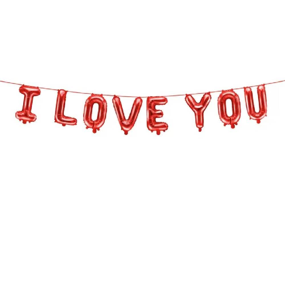 Ballon letters in de tekst 'I love you' aan een slinger in de kleur rood