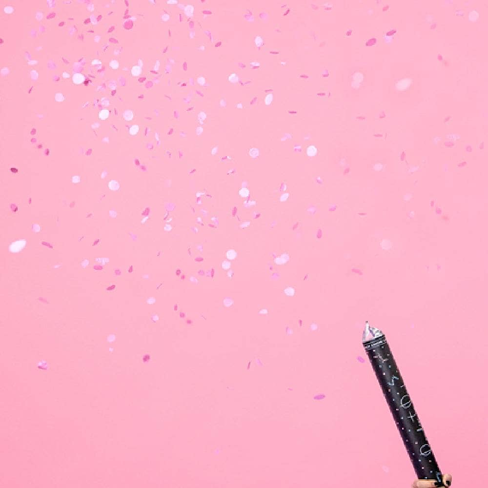 Zwart confettikanon van 60 centimeter met roze confetti