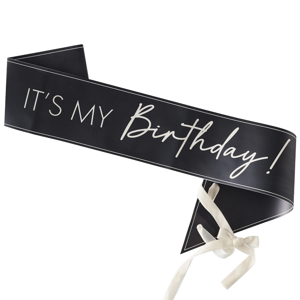 Zwarte sjerp met nudekleurige rand en tekst it's my birthday met een wit velvet lint