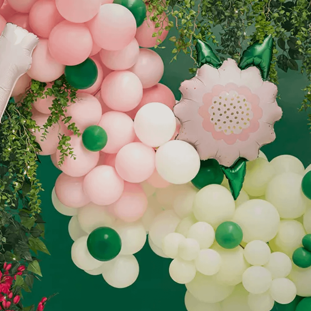 Pastelroze en groene ballonnen voor een donkergroene achtergrond