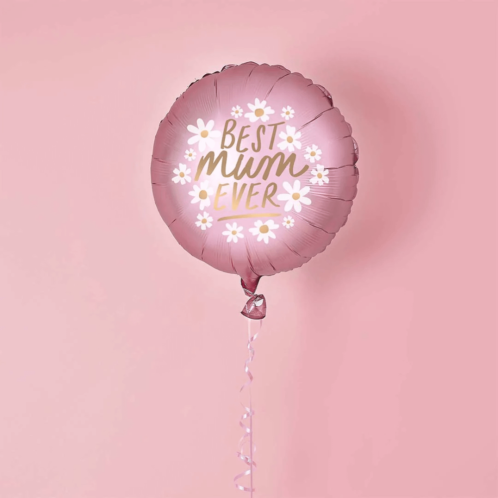 Blush roze ballon met de gouden tekst best mom even en witte madeliefjes voor een lichtroze achtergrond