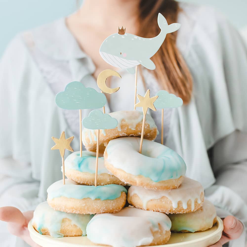cupcake toppers met walvis en wolkjes op donuts