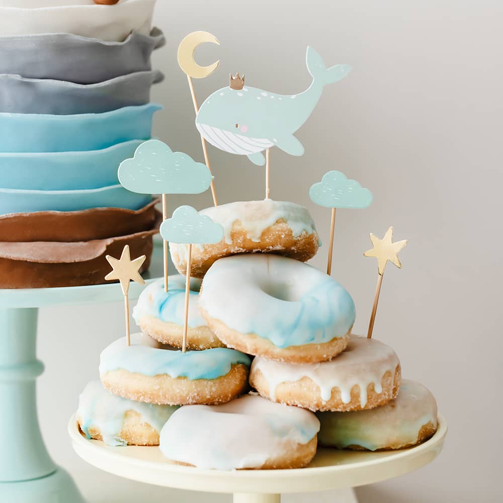 cupcake toppers met walvis en wolkjes op donuts