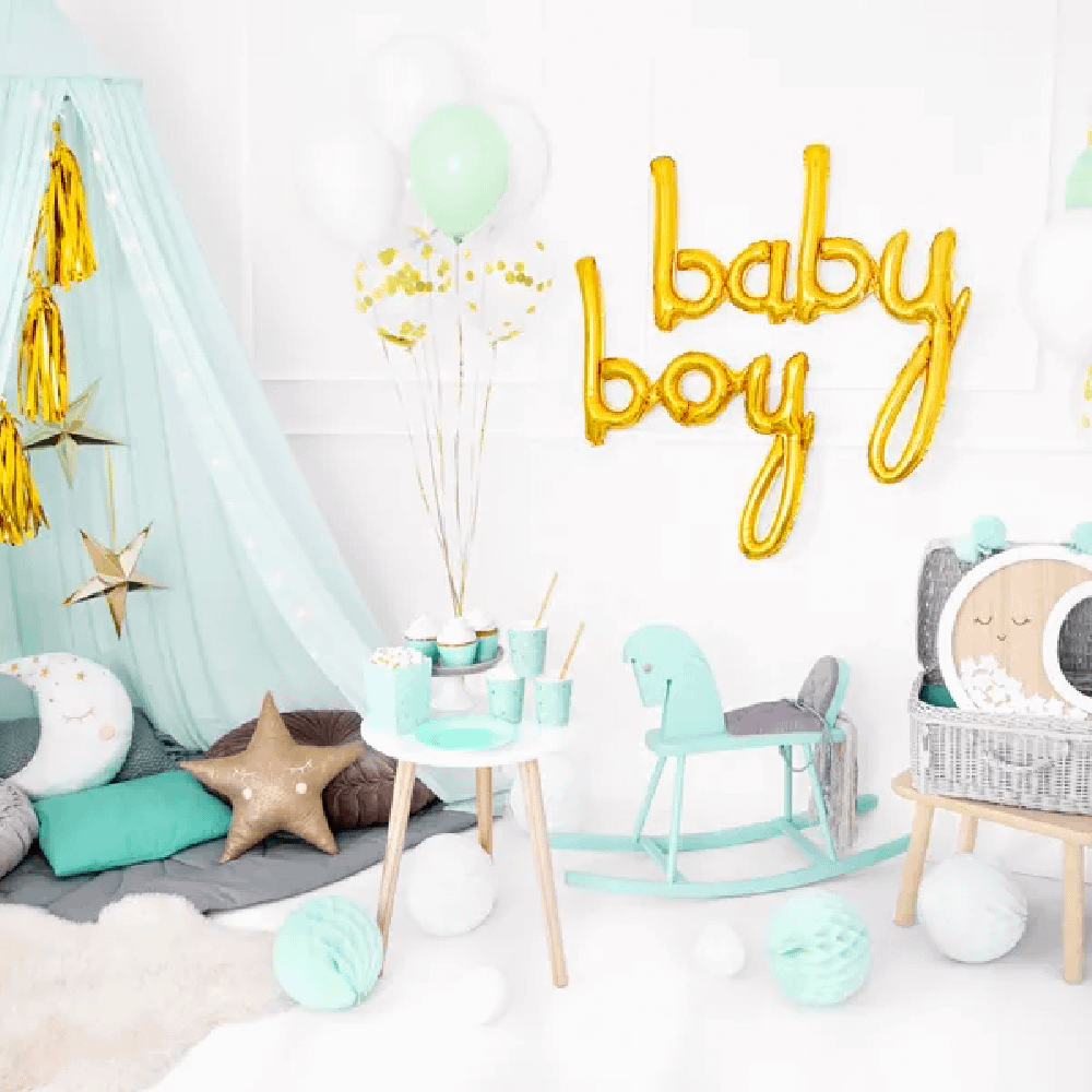 Babykamer is versierd met gouden letterballonnen, een mintgroene tent en mintgroene bordjes, bakjes en bekers