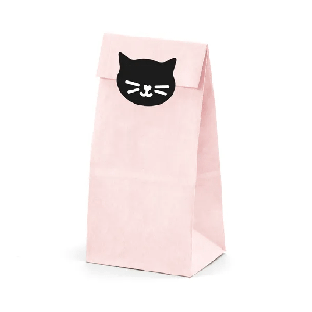 Roze zakje dichtgeplakt met een zwarte sticker in de vorm van een kat