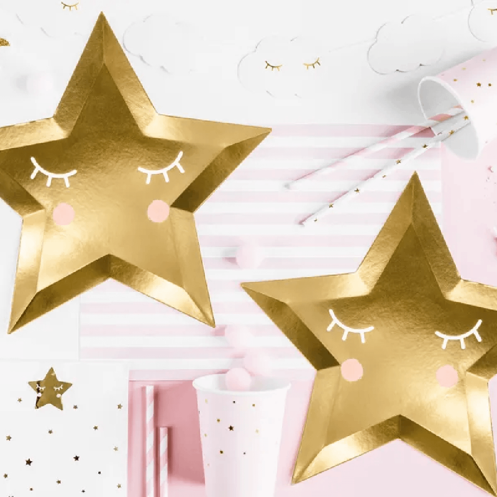 Gouden sterren met gezichtjes op een wit met roze achtergrond