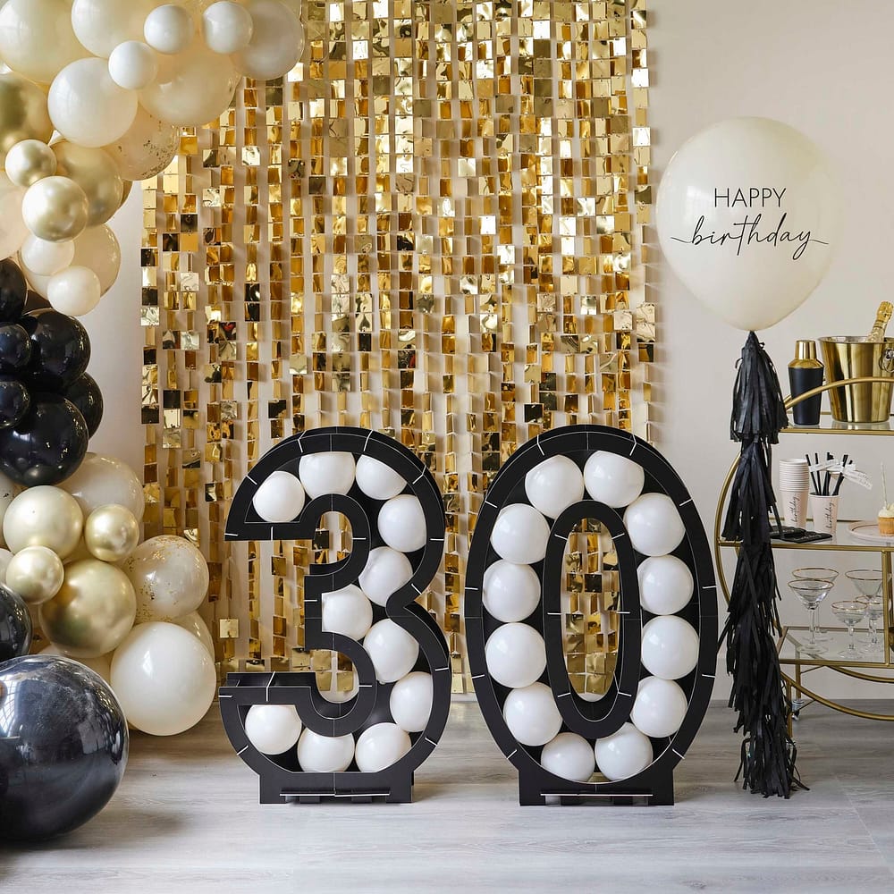 decoratie voor een 30ste verjaardag met zwarte, gouden en champagne kleurige versieringen