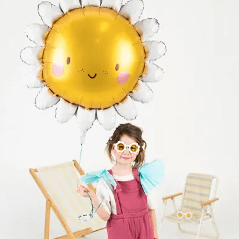 meisje met een folieballon in de vorm van een zon