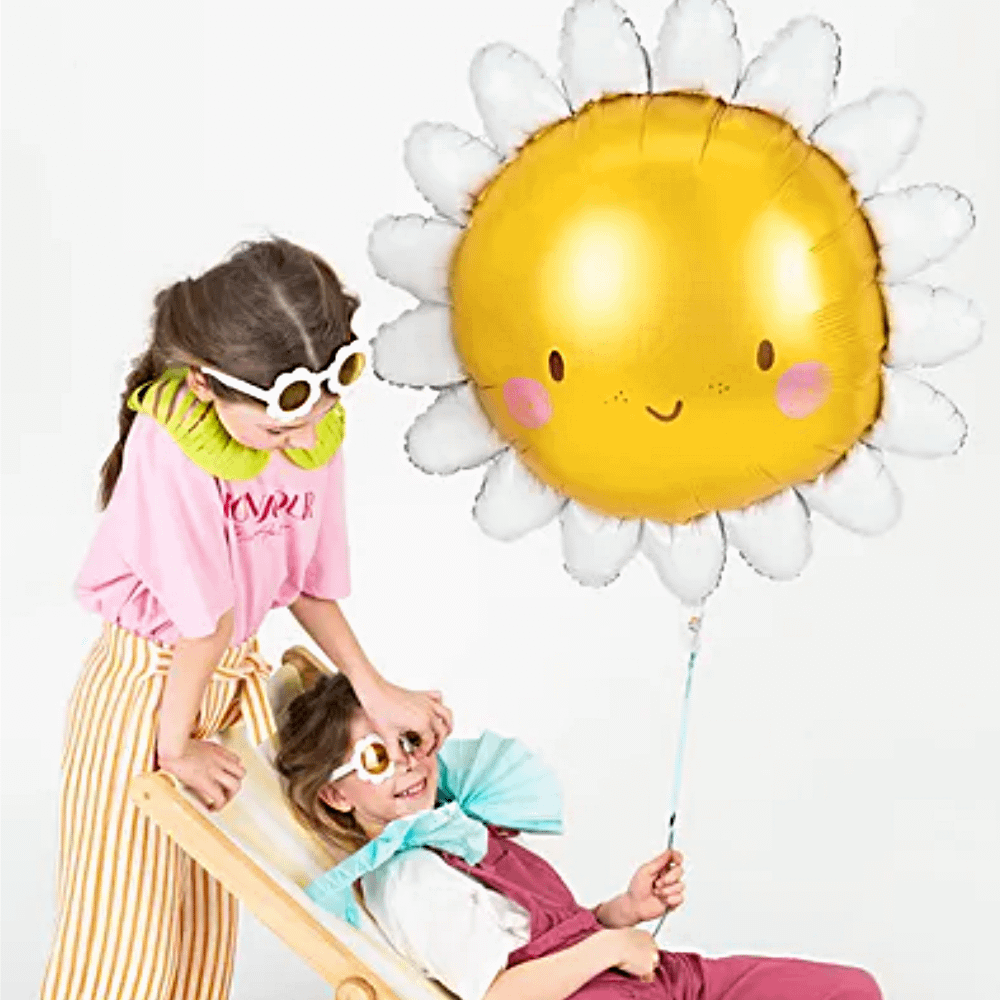 folie ballon in de vorm van de zon met twee meisjes
