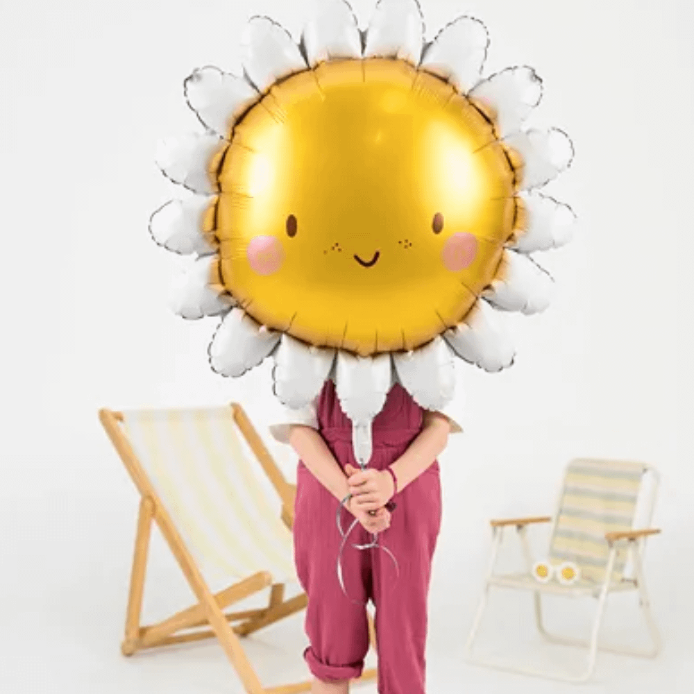 Meisje die de ballon in de vorm van een zon