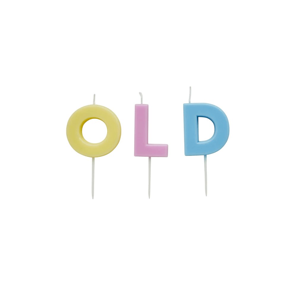 Drie taartkaarsen die samen OLD spellen in pasteltinten geel, roze en blauw
