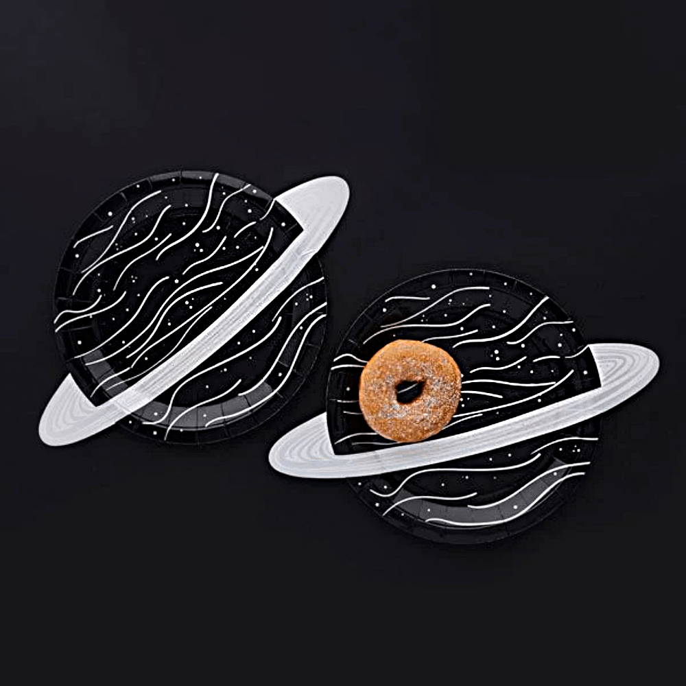 Papieren bordjes in de vorm van een zwart met zilveren planeet op een zwarte achtergrond