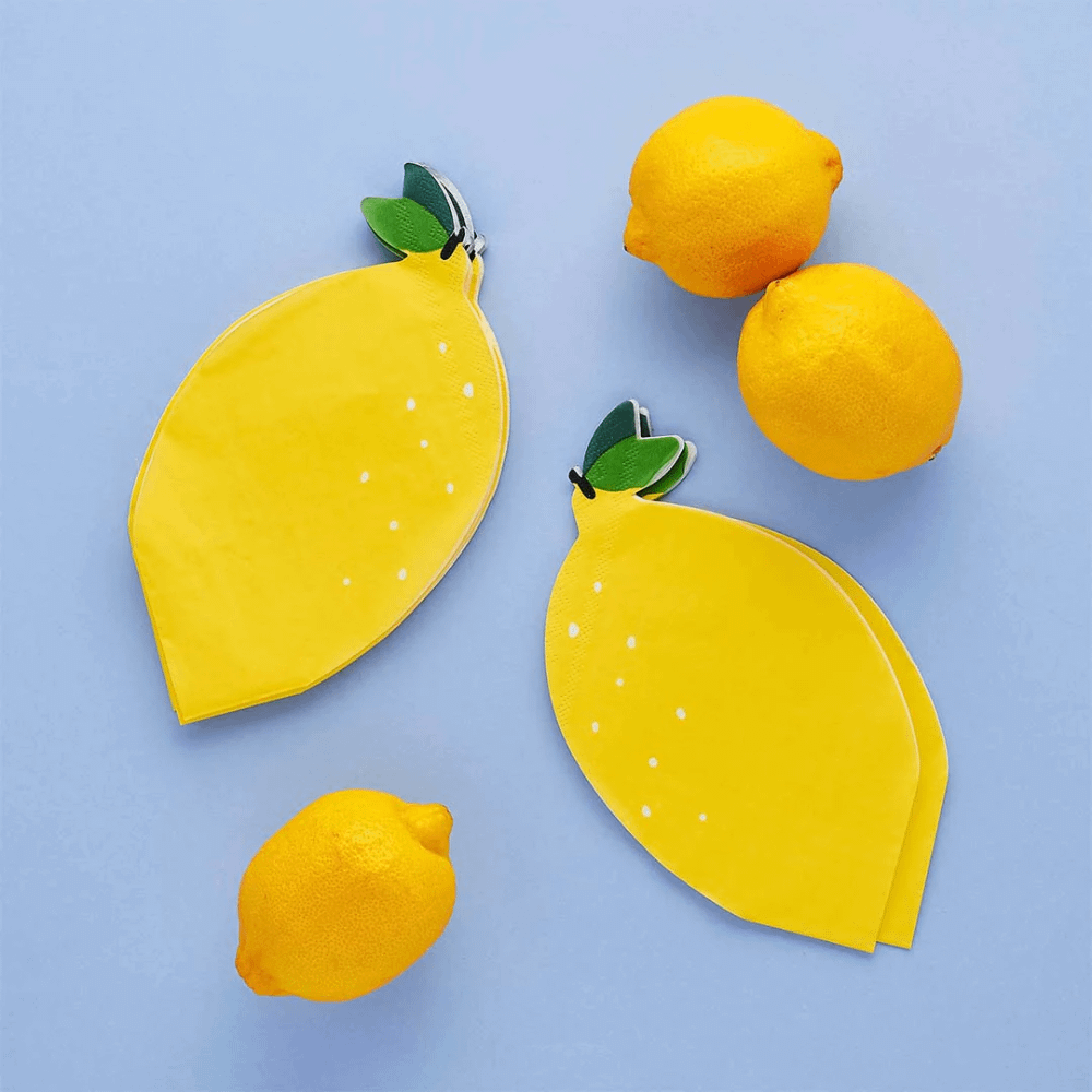 Servetten in de vorm van gele citroenen op een lichtblauwe achtergrond