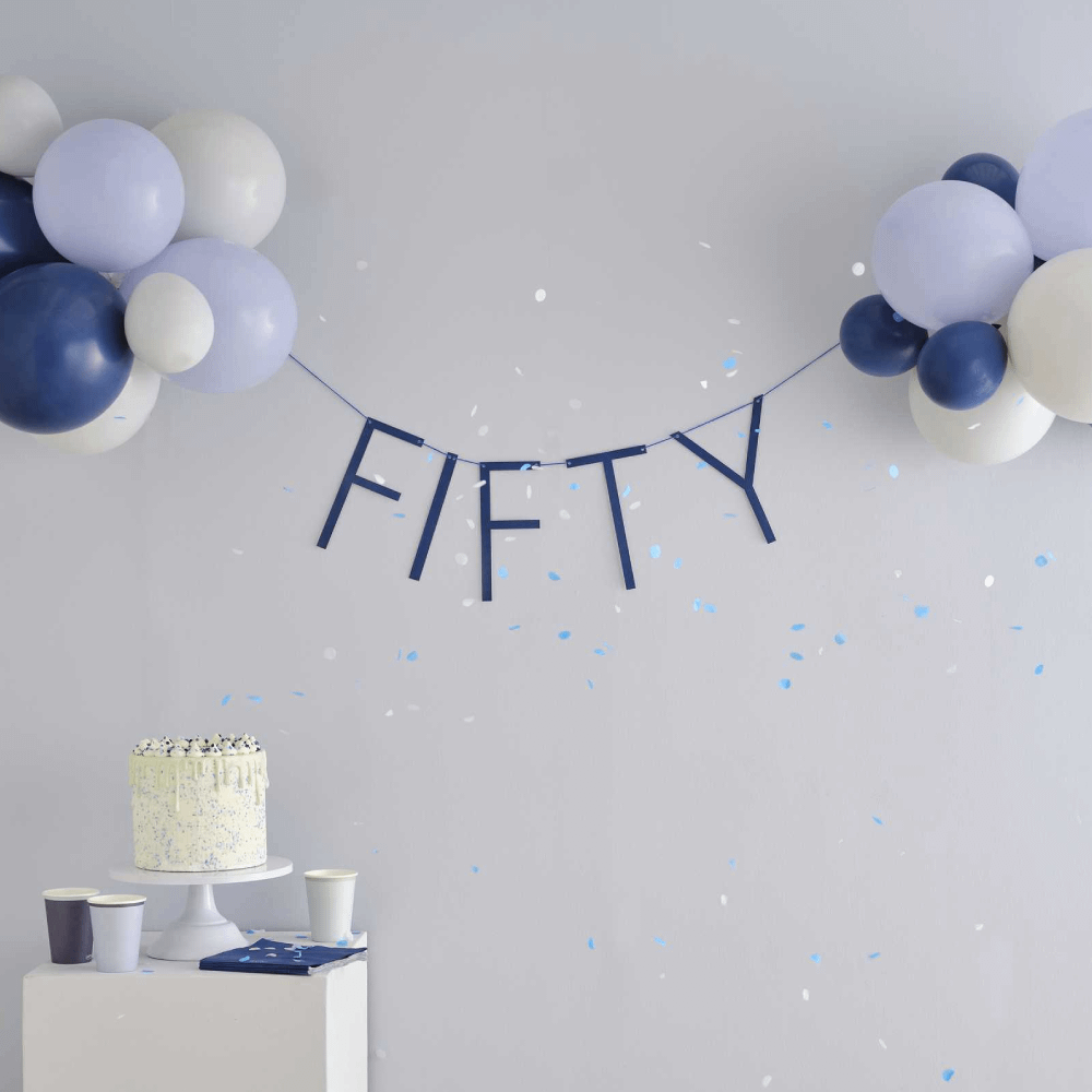 50 jaar set met letterslingers en ballonnen in het blauw