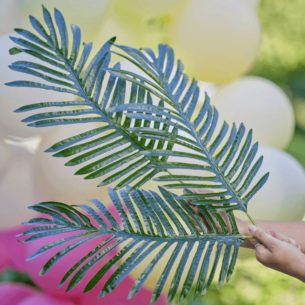 groene palmbladeren die te gebruiken zijn als decoratie of als tafelloper