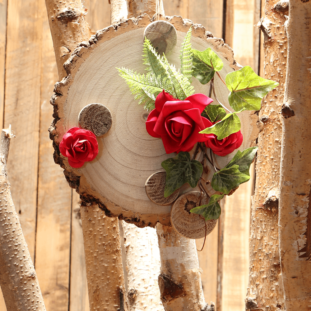 Houten bord met rode rozen en groene bladeren erop