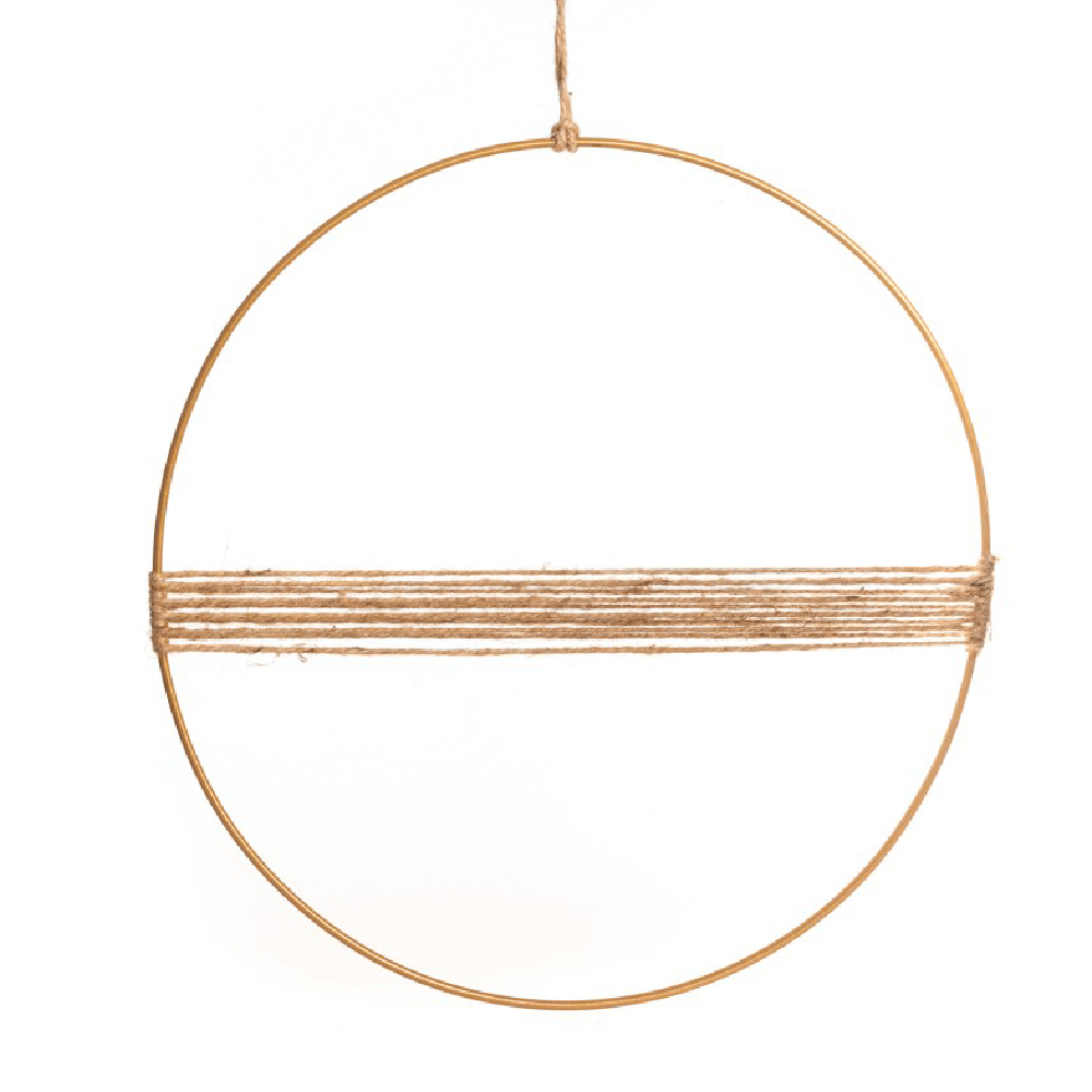 Metalen gouden cirkel met jute touw in het midden en een ophang oog