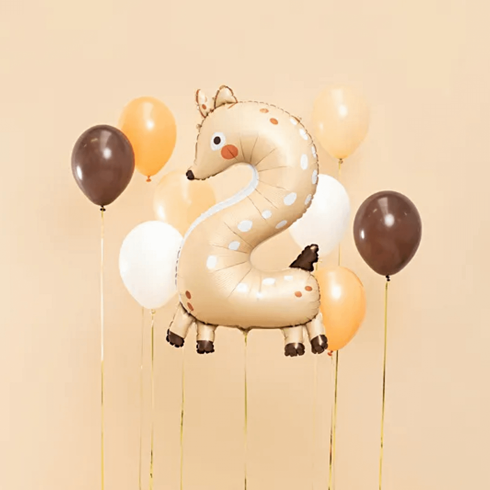 folieballon cijfer 2 in de vorm van een hert zweeft voor een oranje muur met beige, oranje en bruine ballonnen