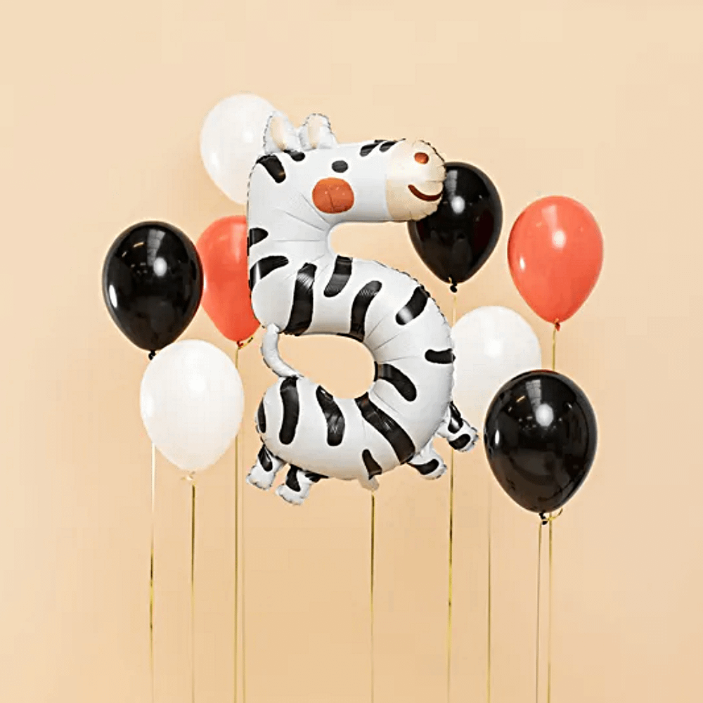 folieballon cijfer 5 zebra op licht oranje achtergrond met zwarte, witte en oranje ballonnen