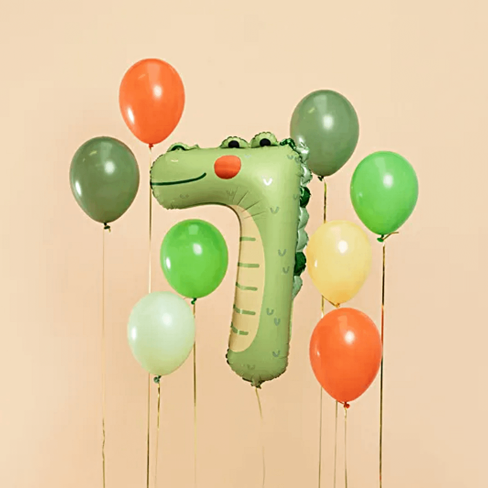 groene krokodil ballon cijfer 7 zweeft naast oranje, groene en gele ballonnen