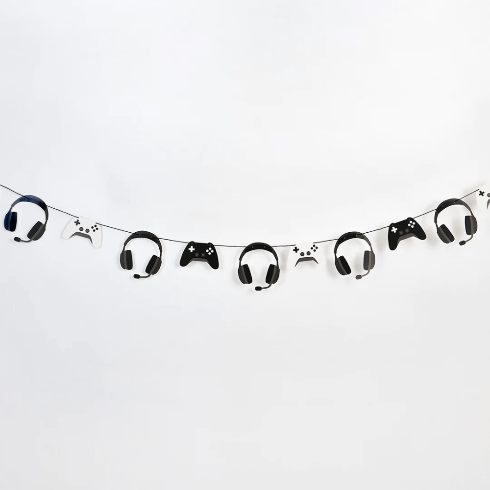 slinger met koptelefoons en controllers in het zwart en wit hangt voor een grijze muur
