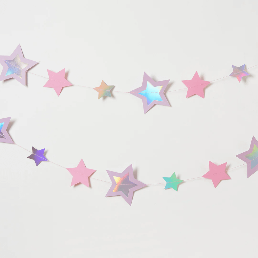 sterren in het pastelpaars en roze met holografisch effect voor een grijze muur