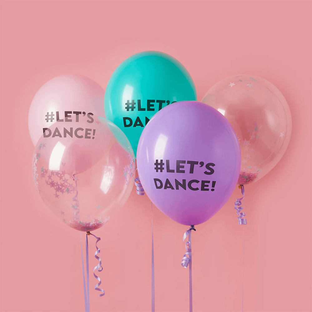 latex ballonnen in het blauw, paars en roze met de tekst lets dance en transparante confettiballonnen met sterretjes confetti voor een roze muur