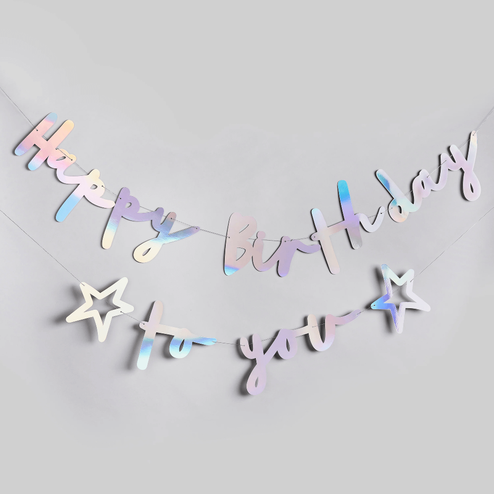 iridescent slinger op een grijze muur met de tekst happy birthday to you