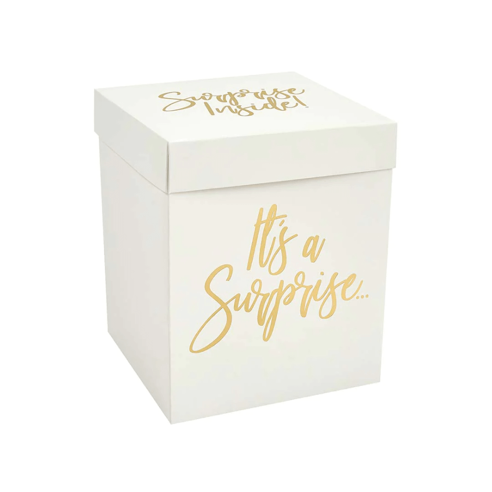 witte doos met gouden tekst its a surprise