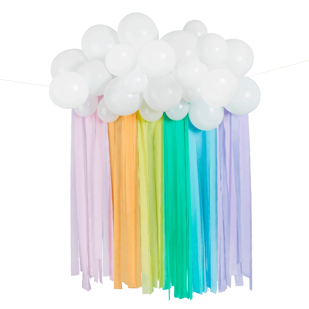 Wolken ballonnenboog met regenboog streamers