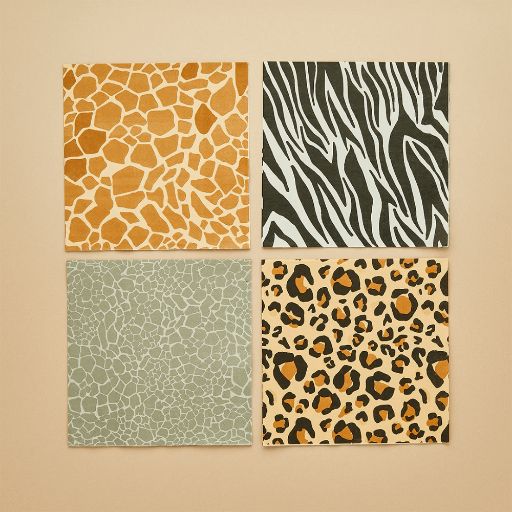 servetten met dierenprint waaronder een zebra, giraffe, tijger en slang liggen op een oranje achtergrond