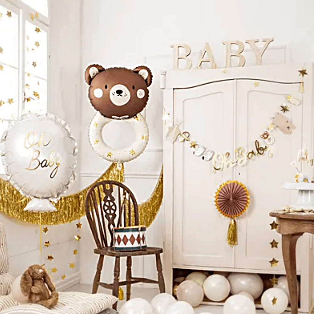 babykamer met houten en bruine versiering zoals ballonnen, een slinger en houten letters baby