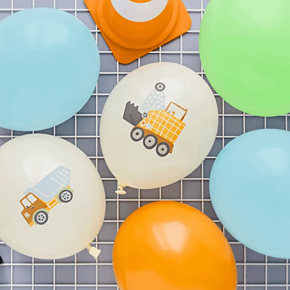 ballonnen in het groen, oranje, blauw en creme met bouw voertuigen erop voor verjaardag jongen