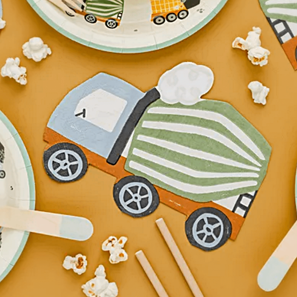 betonmixer vrachtwagen op een oranje tafel naast bordjes in bouwthema voor kinderfeestje jongen