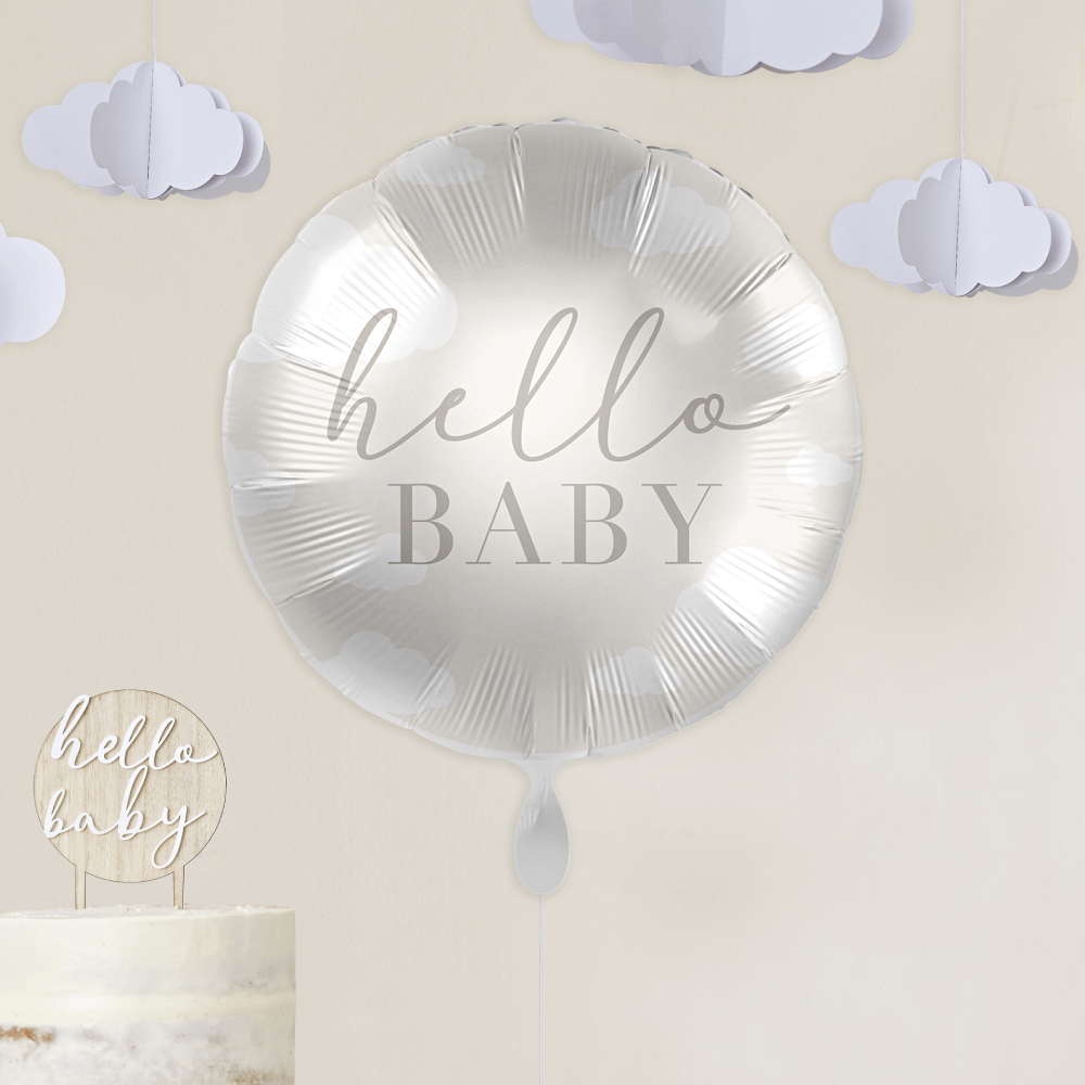 folieballon taupe beige en wit met wolken en de tekst hello baby zweeft in een ruimte met een taart en wolken