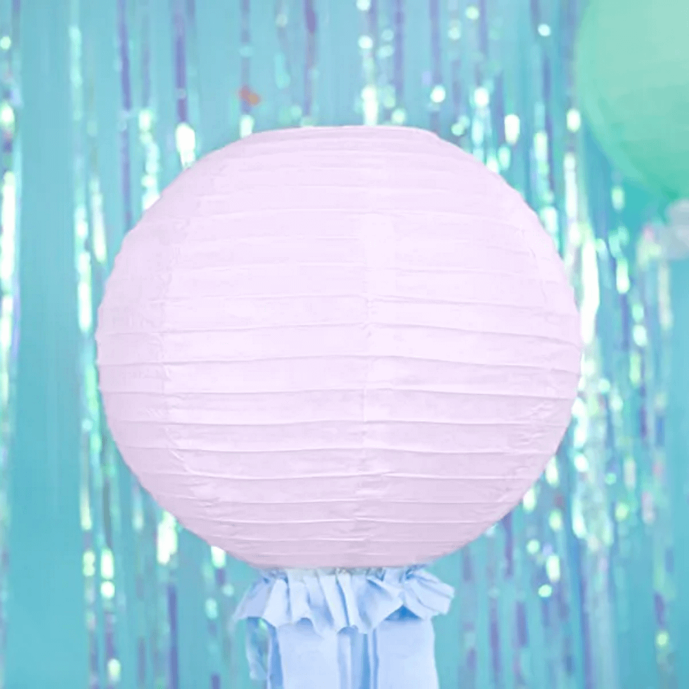roze lampion voor een blauwe en iridescent achtergrond