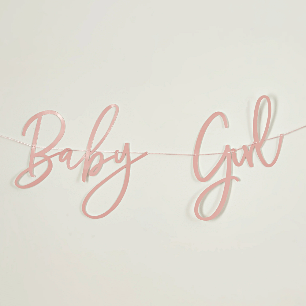 roze slinger baby girl voor een roze muur