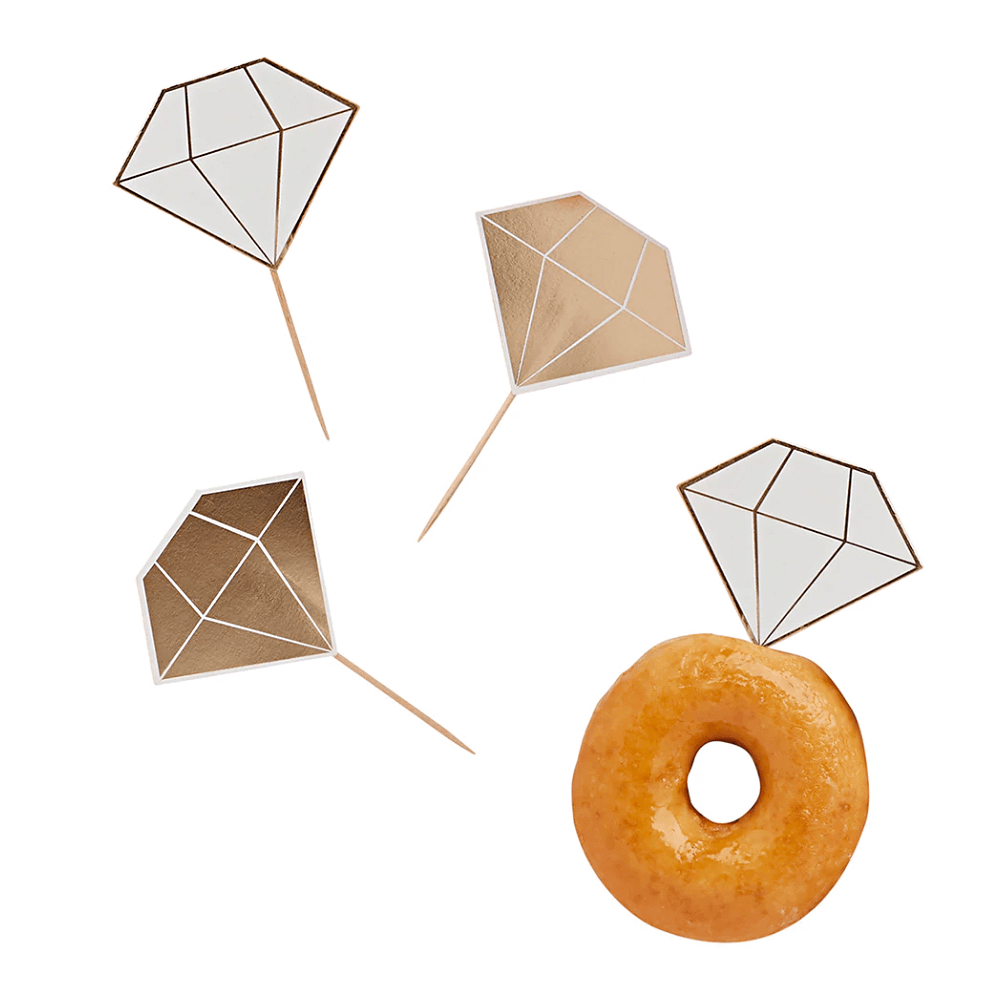 donuts met toppers in de vorm van een wit met gouden diamant