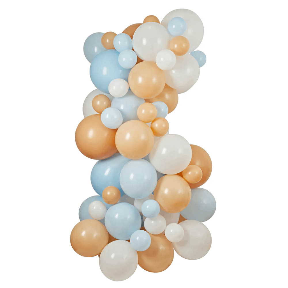 ballonnenboog met blauwe, witte en nude ballonnen