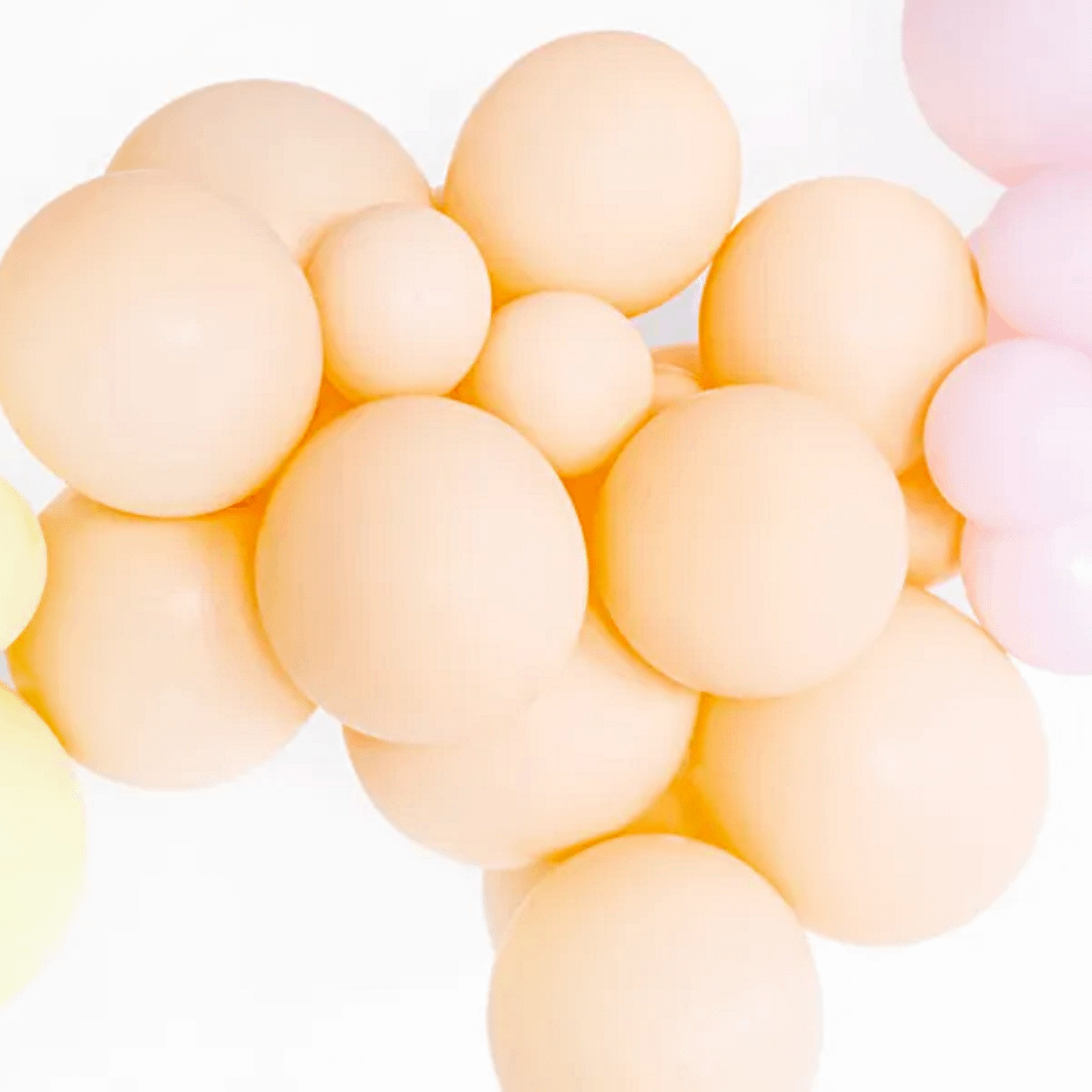 perzikkleurige pasteloranje ballonnen in een bundel
