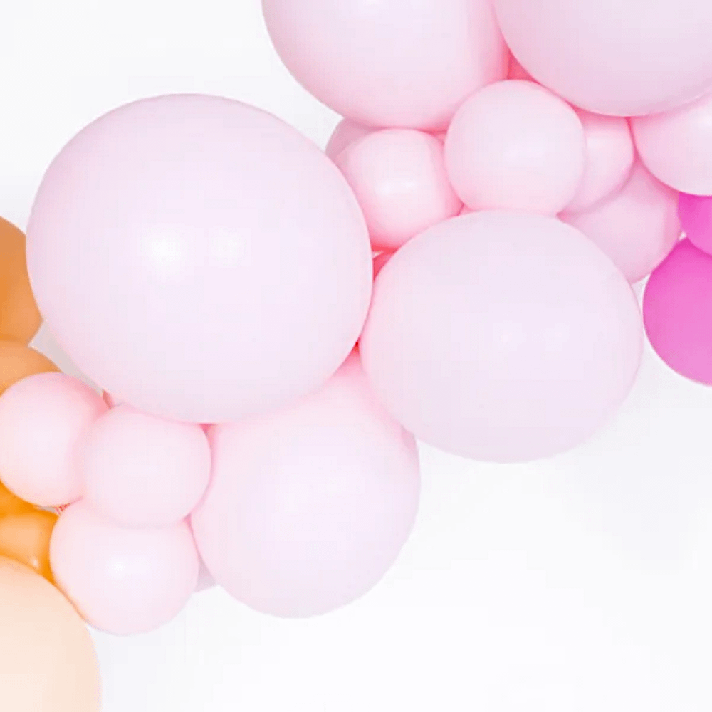 pastel roze ballonnen in een ballonnenboog