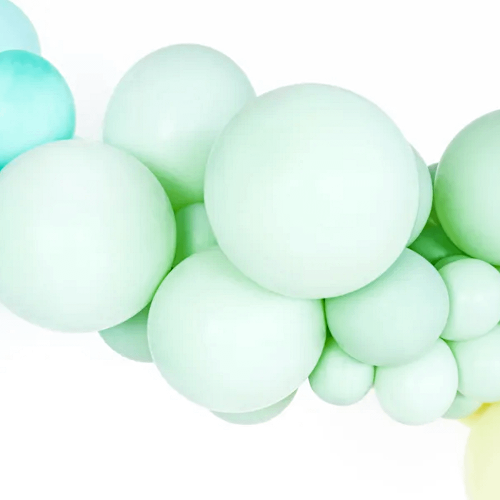 pistache kleurige ballonnen in het pastel groen in een ballonnenboog